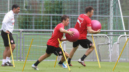 Sözer schaut Celozzi und Kvist zu /?proxy=REDAKTION/News/2011-2012/News/Training160811_1_255x143.jpg