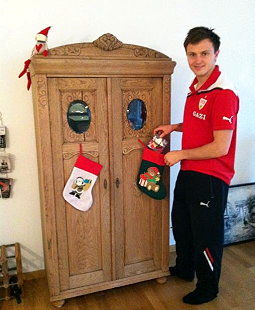 William Kvist in seiner Stuttgarter Wohnung /?proxy=REDAKTION/News/2011-2012/Personen/Kvist_Weihnachten2011_255x310.jpg