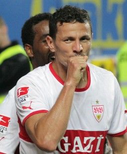 Cacau beglückwünscht Boulahrouz /?proxy=REDAKTION/News/2011-2012/Personen/Boulahrouz_Torjubel_1_255x310.jpg