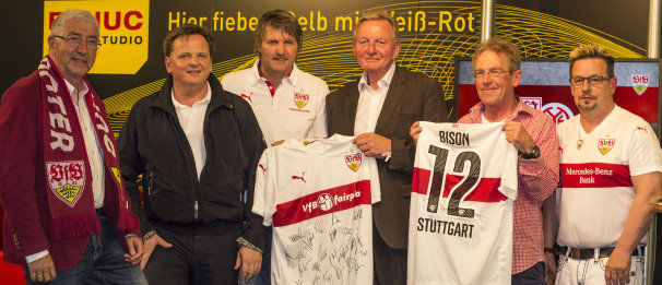 Der VfB Stuttgart und der VfB Landtags-Fanclub unterstützen gemeinsam die Landesauswahl (es fehlt Prof. Dr. Ulrich Goll, Vorstandsmitglied vom VfB Landtags-Fanclub), zudem beteiligt sich Hubert Knödler (rechts) vom VfB Freundeskreis an den Reisekosten. /?proxy=REDAKTION/Verein/VfBfairplay/Trikotuebergabe-Peter-Reichert-Landtags-Fanclub-606x261.jpg