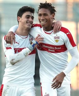 Die Torschützen Joel Sonora und Caniggia Elva. /?proxy=REDAKTION/Saison/VfB_II/2016-2017/16_17-VfB-II-Pirmasens-255.jpg