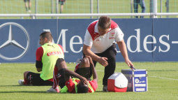 Ibrahima Traore wird behandelt /?proxy=REDAKTION/News/2011-2012/News/Training_Zweikaempfe_3_255x143.jpg