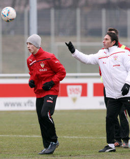 Labbadia legt Lentes den Ball zum Torschuss vor /?proxy=REDAKTION/News/2011-2012/News/Ibisevic_Lentes_1_255x310.jpg