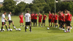 Tobias Rathgeb und Christoph Hemlein /?proxy=REDAKTION/News/2011-2012/VfBII/Trainingsauftakt1112_VfBII_1_255x143.jpg