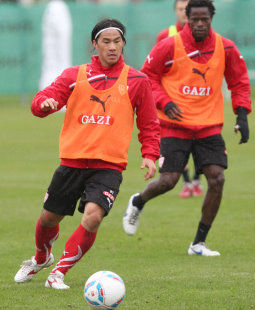 Shinji Okazaki beobachtet von Mamadou Bah /?proxy=REDAKTION/News/2011-2012/News/Training_Okazaki_1_255x310.jpg
