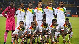 Teambild von Guinea mit Traoré und Bah /?proxy=REDAKTION/News/2011-2012/Personen/Afrika-Cup1_255x143.jpg