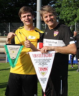 Wimpeltausch vor dem Anpfiff mit Peter Reichert. /?proxy=REDAKTION/Verein/VfBfairplay/20150514_Wimpeltausch_Reichert_Bison_255x310.jpg