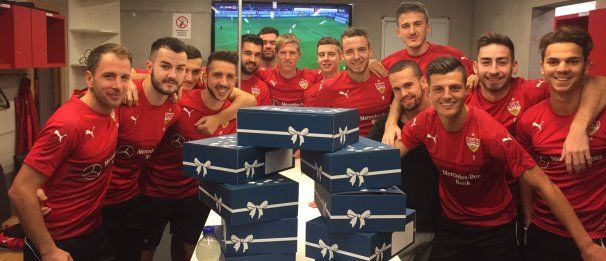 Auch die Spieler des VfB II unterstützten die Aktion wieder. /?proxy=REDAKTION/Verein/VfBfairplay/20161215-VfB-II-Schenk-ein-Laecheln-606x261.jpg