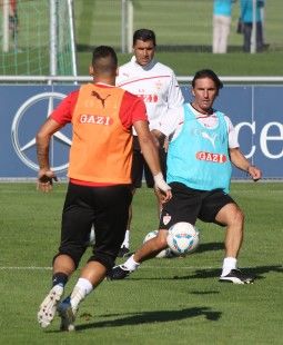 Labbadia mit vollem Einsatz beim Training /?proxy=REDAKTION/News/2011-2012/News/Labbadia_Training_050911_255x310.jpg