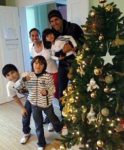 Maza mit seiner Familie hinter dem Weihnachtsbaum /?proxy=REDAKTION/News/2011-2012/Personen/Maza_Weihnachten_255x310.jpg