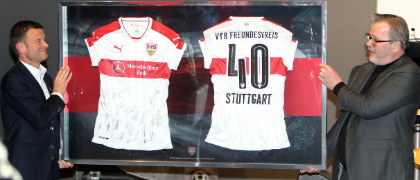 Der VfB Vorstand Marketing und Vertrieb Jochen Röttgermann (links) übergibt dem Vorsitzenden des Freundeskreises Klaus-Dieter Feld das Jubiläumsgeschenk. /?proxy=REDAKTION/Business/Freundeskreis/20161130-40-Jahre-Freundeskreis-606x261.jpg