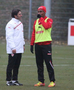 Bruno Labbadia im Gespräch mit Juan Agudelo /?proxy=REDAKTION/News/2011-2012/News/Training_Gast_Uebersee_1_255x310.jpg