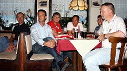 Gesellige Runde im Restaurant Kostas /?proxy=REDAKTION/Fans/Fans_News/Tippspielsieger2011_2_255x143.jpg
