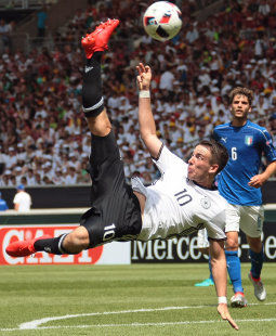 Akrobatisch: Max Besuschkow /?proxy=REDAKTION/Mercedes-Benz_Arena/Aktuell/news-2016/20160711-U19-EM-Max-Besuschkow-Fallrueckzieher-255x310.jpg