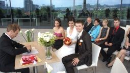 /?proxy=REDAKTION/Mercedes-Benz_Arena/Aktuell/News-2013/Hochzeit_Kaufmann_Ohnemus_255x143.jpg