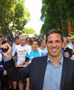Gab den Startschuss: Finanzvorstand Stefan Heim /?proxy=REDAKTION/Arena/ArenaEvents/B2RUN_Stuttgart_2015_Start_1_255x310.jpg