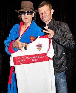 Trikotübergabe: Udo Lindenberg und der VfB Vorstand Jochen Röttgermann; Foto: Tine Acke /?proxy=REDAKTION/Arena/ArenaEvents/Udo-Lindenberg-Jochen-Roettgermann-255x310.jpg