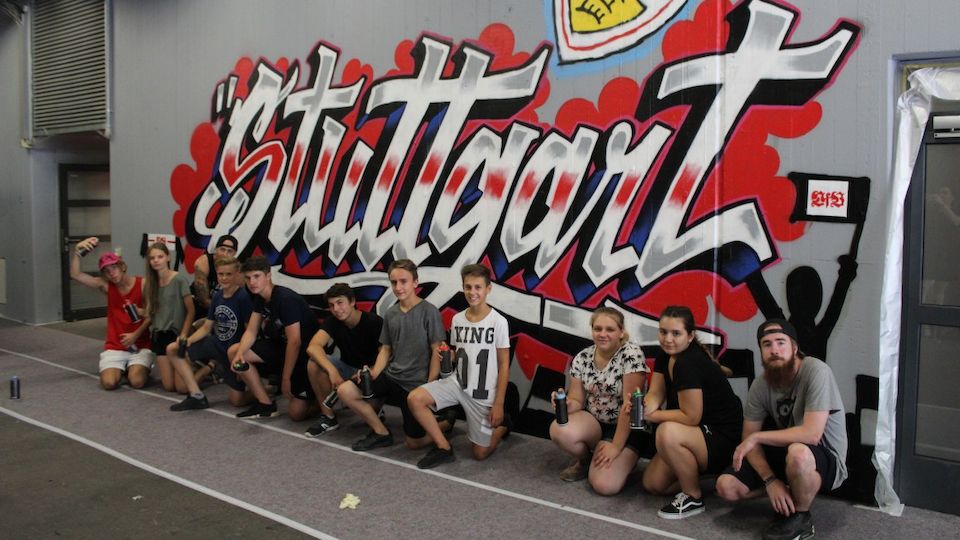 VfB Stuttgart | Jugendclub gestaltet Buseinfahrt mit ...