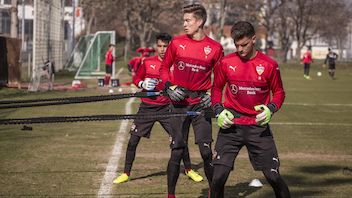 Jonathan Klinsmann (Mitte) beim Training
