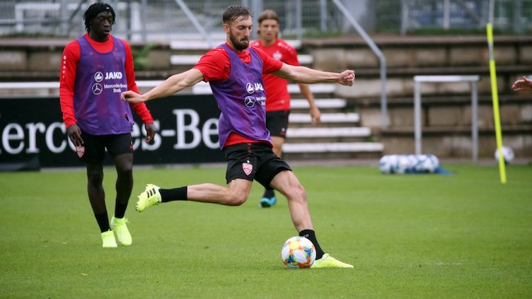 Vfb Stuttgart Trainingsstart Vor Dem Pokalspiel In Rostock Mit Nathaniel Phillips