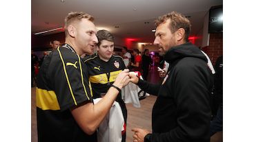 Vfb Stuttgart Start In Die Trainingswoche Amp Kabinenfest